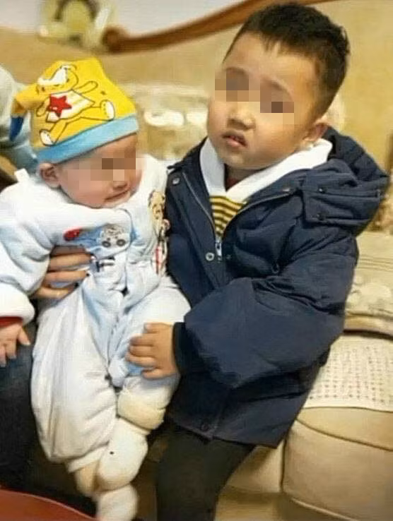 Bị nhờ trông em, biểu cảm của cậu bé khiến ai nhìn cũng phải bật cười - Ảnh 1.