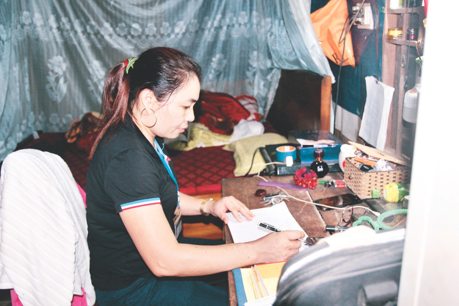 Cô Lương Thị Hà ở trong gian nhà dựng tạm cạnh trường để đi dạy