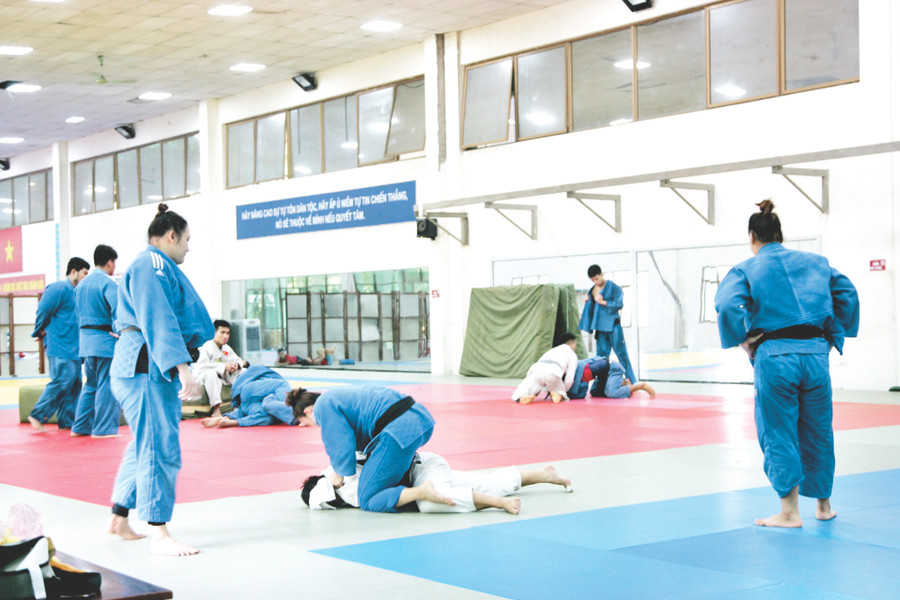 Đội tuyển nữ Judo tập đối kháng đôi