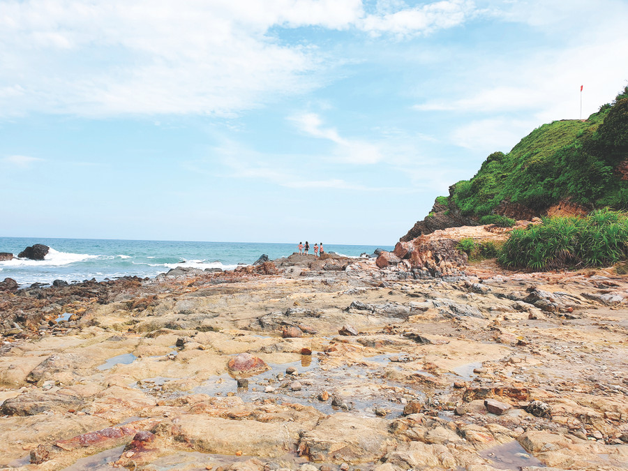 Bãi đá Cầu Mỵ, một vẻ đẹp hoang sơ “hút” hồn khách du lịch Bãi đá Cầu Mỵ, một vẻ đẹp hoang sơ “hút” hồn khách du lịch