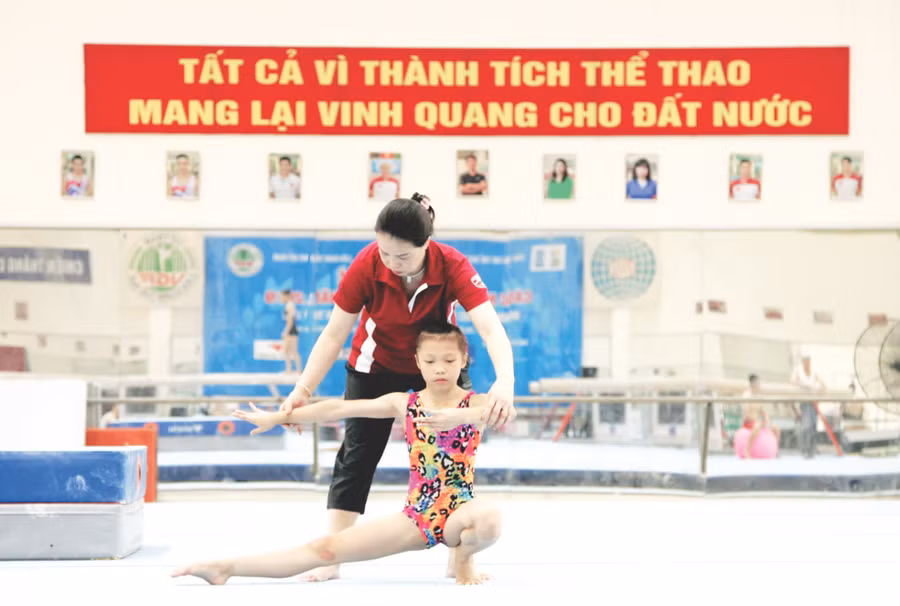 Huấn luyện viên Nguyễn Thị Thanh Thúy tận tình chỉ bảo từng động tác cho học sinh