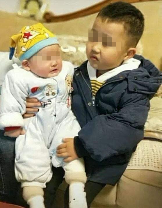 Bị nhờ trông em, biểu cảm của cậu bé khiến ai nhìn cũng phải bật cười - Ảnh 3. Bị nhờ trông em, biểu cảm của cậu bé khiến ai nhìn cũng phải bật cười - Ảnh 3.