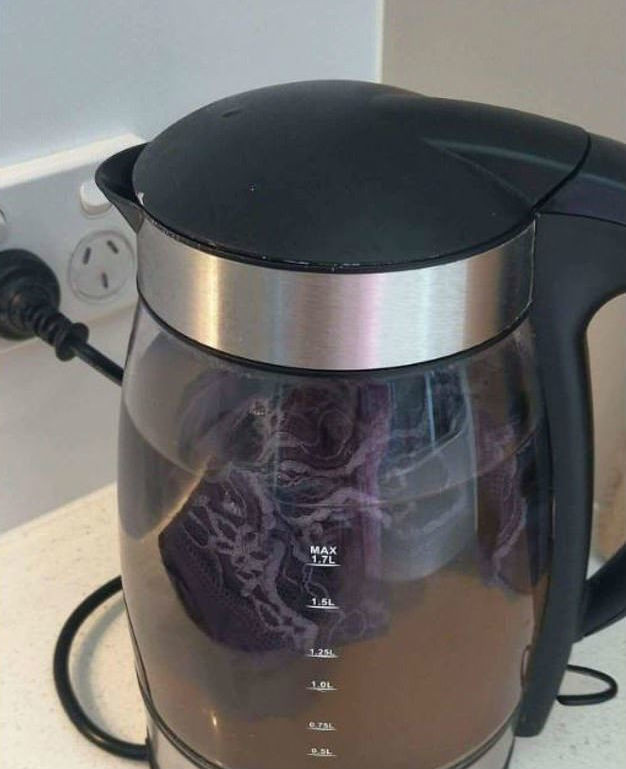 Giặt quần lót trong ấm đun nước, cô gái khiến khách sạn phẫn nộ