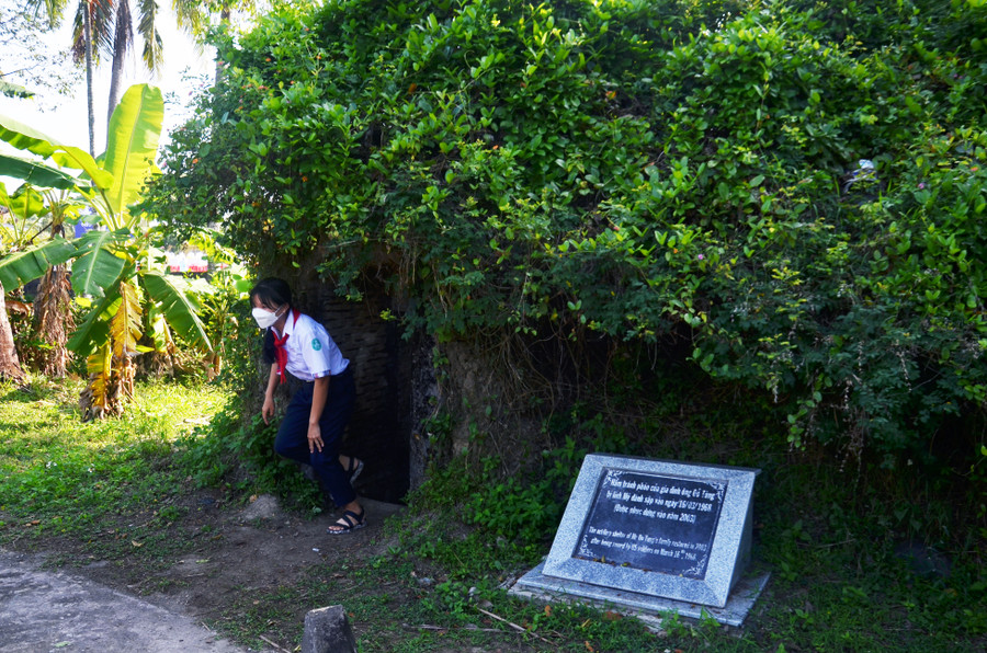 Dấu tích của chiến tranh vẫn còn đó, thể hiện qua những bia mộ tập thể, những hình ảnh, hiện vật đang được lưu giữ.