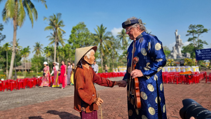 Cựu binh Mỹ Mike Boehm là người sáng lập Tổ chức Madison Quakers và quản lý nguồn vốn hỗ trợ từ các cựu binh Mỹ đóng góp. Hàng năm, Tổ chức này trao học bổng cho học sinh nghèo, con cháu nạn nhân chất độc da cam, cháu của hội viên Tù yêu nước ở Quảng Ngãi.