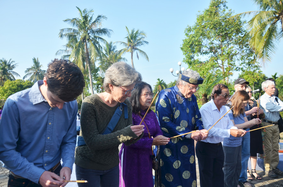 Ông Mike Boehm cùng những người bạn đến từ Tổ chức Madison Quakers hằng năm vẫn đến thắp hương tưởng niệm nạn nhân vụ thảm sát.
