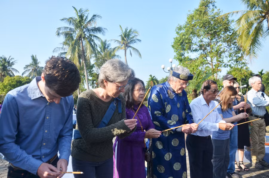 Ông Mike Boehm cùng những người bạn đến từ Tổ chức Madison Quakers hằng năm vẫn đến thắp hương tưởng niệm nạn nhân vụ thảm sát.