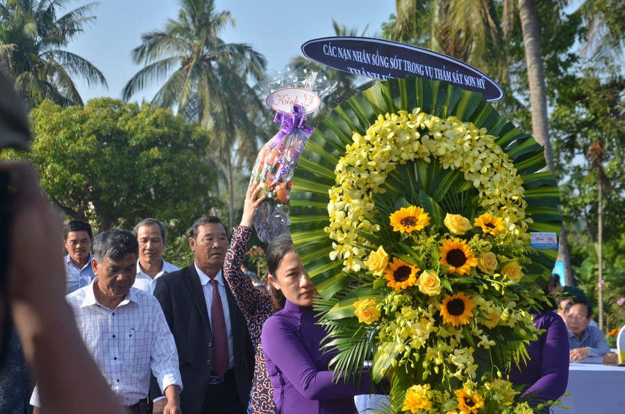 Các nạn nhân sống sót trong vụ thảm sát năm đó thắp hương tưởng nhớ những người đã mất.