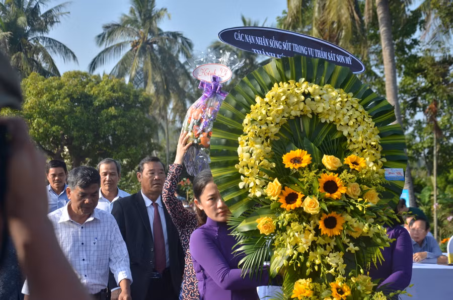 Các nạn nhân sống sót trong vụ thảm sát năm đó thắp hương tưởng nhớ những người đã mất.