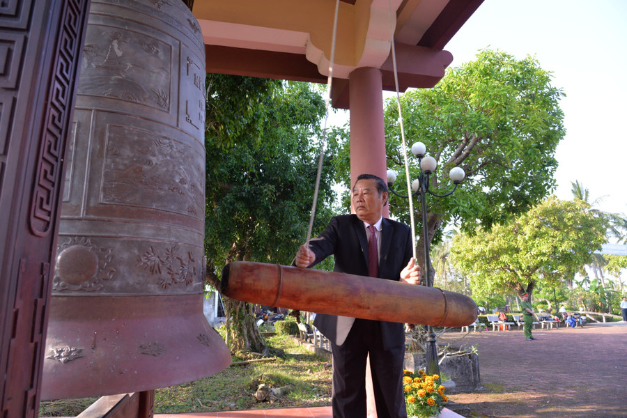 Hồi chuông tưởng niệm được gióng lên tại lễ dâng hương.