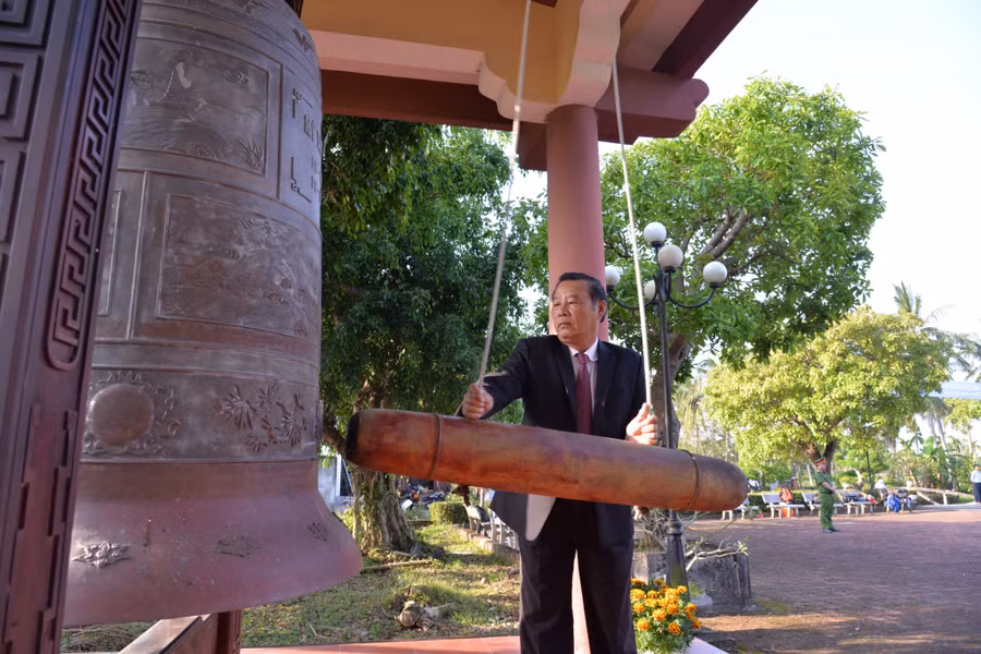 Hồi chuông tưởng niệm được gióng lên tại lễ dâng hương.