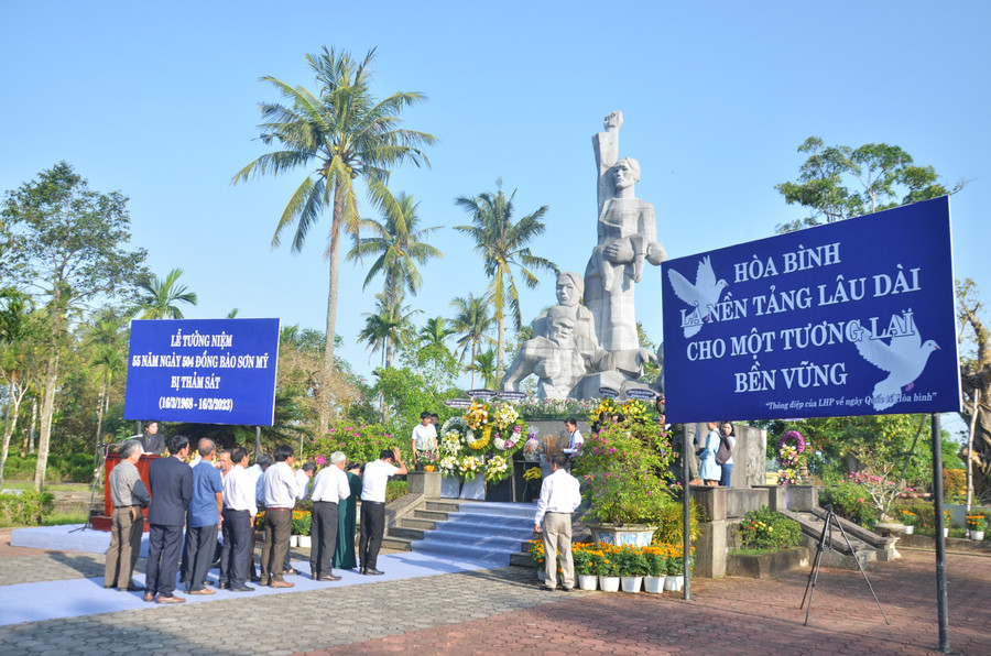 Sáng 16/3, tại Khu chứng tích Sơn Mỹ, tỉnh Quảng Ngãi tổ chức Lễ dâng hương tưởng niệm 55 năm ngày 504 đồng bào Sơn Mỹ bị thảm sát.