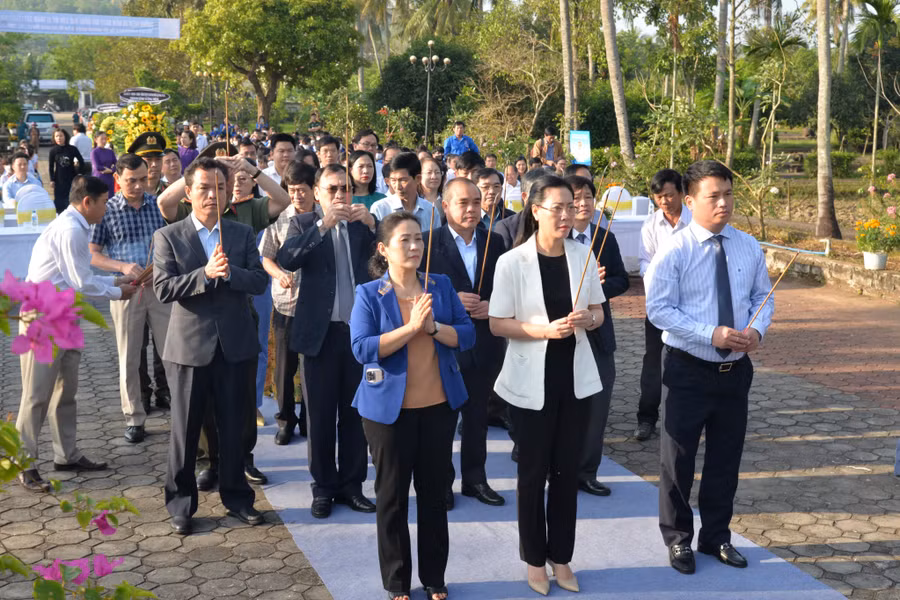 Bà Bùi Thị Quỳnh Vân - Bí thư Tỉnh ủy (áo khoác trắng) cùng lãnh đạo tỉnh Quảng Ngãi dâng hương tưởng niệm đồng bào trong cuộc thảm sát.