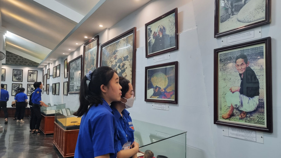 Các bức ảnh về vụ thảm sát Sơn Mỹ của tác giả Ronald L.Haeberle đã được trưng bày trở lại tại Khu chứng tích, sau khi ông Ronald L.Haeberle và các cơ quan, đơn vị có thẩm quyền Quảng Ngãi ký kết thỏa thuận về giấy phép sử dụng ảnh.