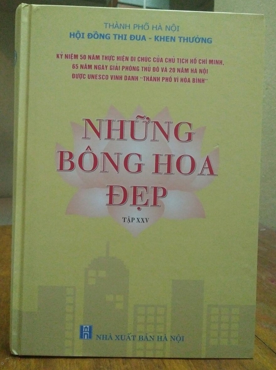 Cuốn sách " Những bông hoa đẹp" được Nhà xuất bản Hà Nội ấn hành. Ảnh: Bình Thanh Cuốn sách " Những bông hoa đẹp" được Nhà xuất bản Hà Nội ấn hành. Ảnh: Bình Thanh