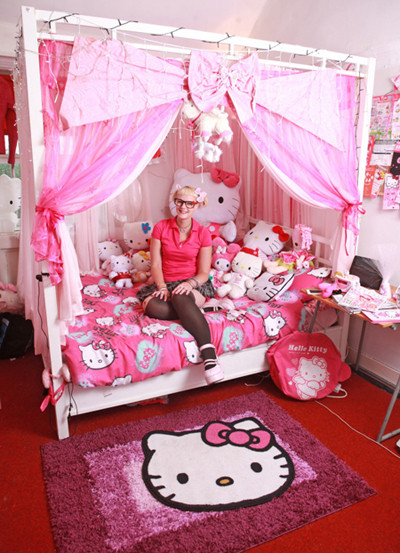 Người phụ nữ chi 40.000 USD để sắm đồ Hello Kitty ảnh 5 Hồi tôi còn bé, rất khó tìm được món đồ Hello Kitty ở Anh, và chỉ có duy nhất môt cửa hàng khá đắt đỏ ở Leicester bán nó thôi. Cứ đến dịp sinh nhật hay giáng sinh là bố mẹ, người thân lại tặng tôi một món đồ dễ thương ấy, cô kể.