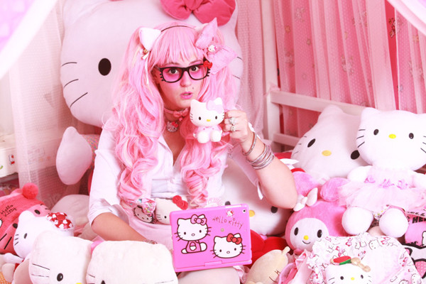 Người phụ nữ chi 40.000 USD để sắm đồ Hello Kitty ảnh 4 Người phụ nữ 31 tuổi kể năm 1996, cô nhìn thấy một món đồ chơi xa xỉ hình mèo Hello Kitty trong một cái cốp xe ở Leicester. Cô lập tức phải lòng nó. Suốt những năm tháng tuổi teen, Amy-Louise thường xuyên tìm đến các cửa hàng để tìm mua những món đồ có hình con vật hoạt hình này.