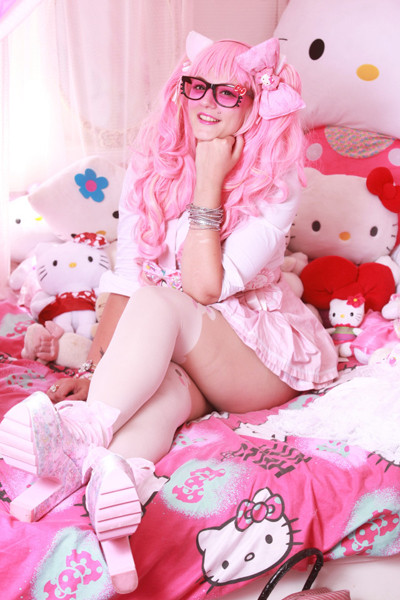 Người phụ nữ chi 40.000 USD để sắm đồ Hello Kitty ảnh 2 Hiện nhà của Amy-Louise có 5.000 món đồ in hình mèo Kitty, bao gồm váy vóc, túi xách, giường ngủ, đồ sứ và thú nhồi bông.