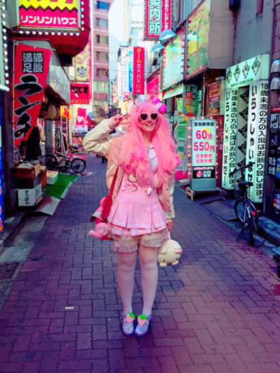 Người phụ nữ chi 40.000 USD để sắm đồ Hello Kitty ảnh 8 Nhà thiết kế giày hy vọng một ngày nào đó sẽ được tới Nhật Bản, quê hương của mèo Hello Kitty. Cô chia sẻ đã tự học tiếng Nhật suốt hai năm qua và đang lên kế hoạch tham gia một khóa học để có thể tự tin sang Nhật dạy tiếng Anh.