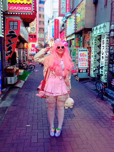  Nhà thiết kế giày hy vọng một ngày nào đó sẽ được tới Nhật Bản, quê hương của mèo Hello Kitty. Cô chia sẻ đã tự học tiếng Nhật suốt hai năm qua và đang lên kế hoạch tham gia một khóa học để có thể tự tin sang Nhật dạy tiếng Anh. 