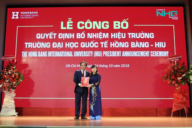 PGS.TS Hồ Thanh Phong nhận quyết định bổ nhiệm làm hiệu trưởng HIU từ đại diện lãnh đạo Bộ GD&ĐT
