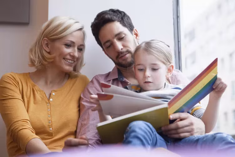 Cách tốt nhất để cho con bạn thấy việc đọc sách thú vị như thế nào là nuôi dưỡng niềm yêu thích đọc sách của chính bạn. (Ảnh: ITN).