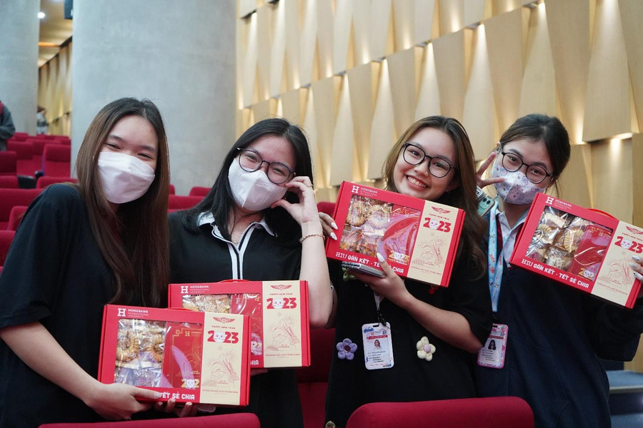Những “hộp quà hạnh phúc” thay lời chúc tốt lành gửi đến sinh viên HIU dịp Tết Nguyên đán 2023.