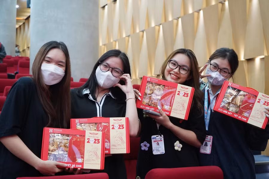 Những “hộp quà hạnh phúc” thay lời chúc tốt lành gửi đến sinh viên HIU dịp Tết Nguyên đán 2023.