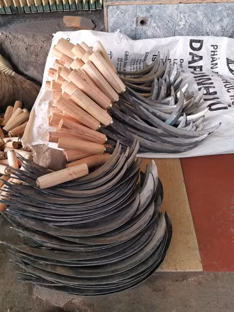 Các sản phẩm nông cụ của làng nghề rèn