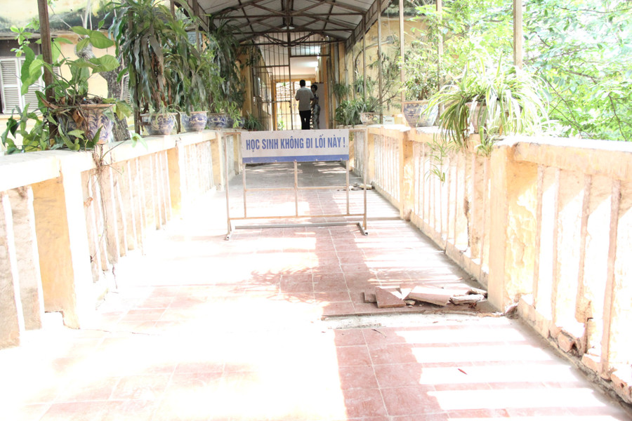 Khu vực hành lang từ nhà hiệu bộ dẫn sang các dãy nhà A, B và các phòng học đều xuống cấp nghiêm trọng Khu vực hành lang từ nhà hiệu bộ dẫn sang các dãy nhà A, B và các phòng học đều xuống cấp nghiêm trọng