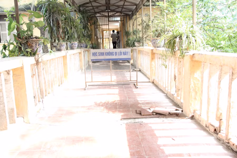 Khu vực hành lang từ nhà hiệu bộ dẫn sang các dãy nhà A, B và các phòng học đều xuống cấp nghiêm trọng