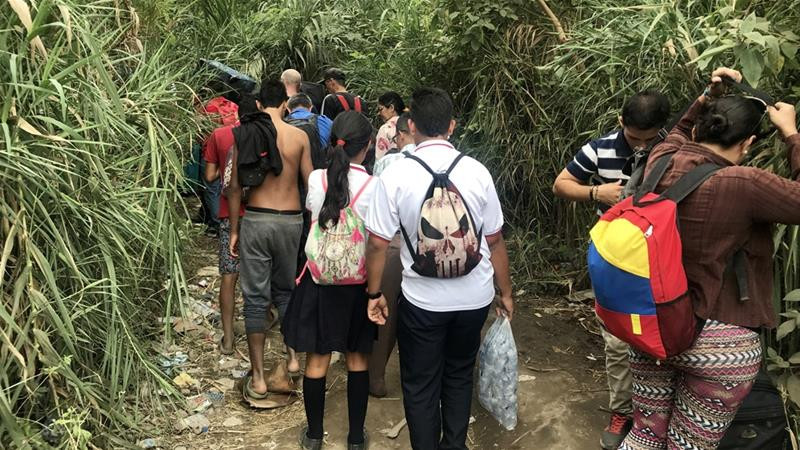 Các nhóm vũ trang kiểm soát những “trocha” – lối đi không chính thức qua biên giới đầy nguy hiểm. Ảnh: Al Jazeera Các nhóm vũ trang kiểm soát những “trocha” – lối đi không chính thức qua biên giới đầy nguy hiểm. Ảnh: Al Jazeera