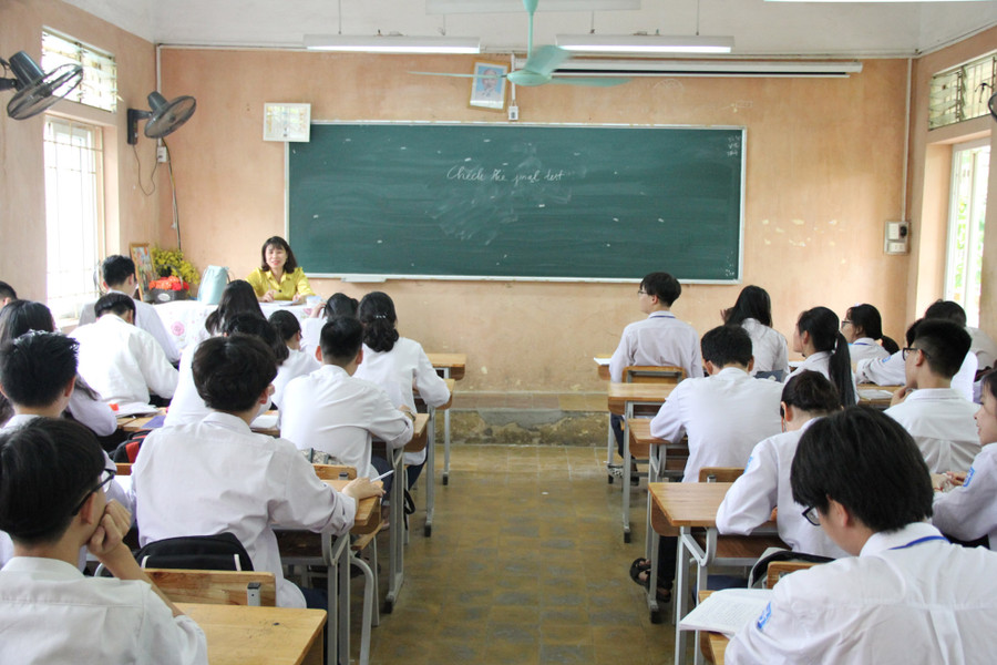 Phần trần, tường và nền các phòng học qua thời gian đã xuống cấp Phần trần, tường và nền các phòng học qua thời gian đã xuống cấp