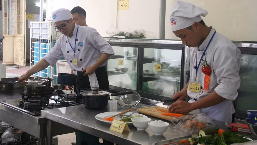 LLLĐ trong lĩnh vực dịch vụ liên tục tăng trưởng qua các năm. Ảnh: TG LLLĐ trong lĩnh vực dịch vụ liên tục tăng trưởng qua các năm. Ảnh: TG