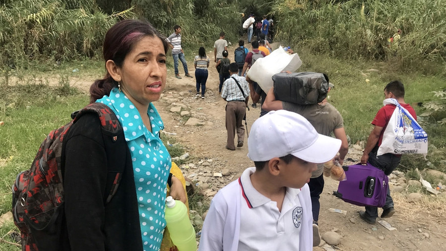 Bà Dayanera Diazd phải chi tiền hối lộ để được phép đưa con và cháu đi học Bà Dayanera Diazd phải chi tiền hối lộ để được phép đưa con và cháu đi học