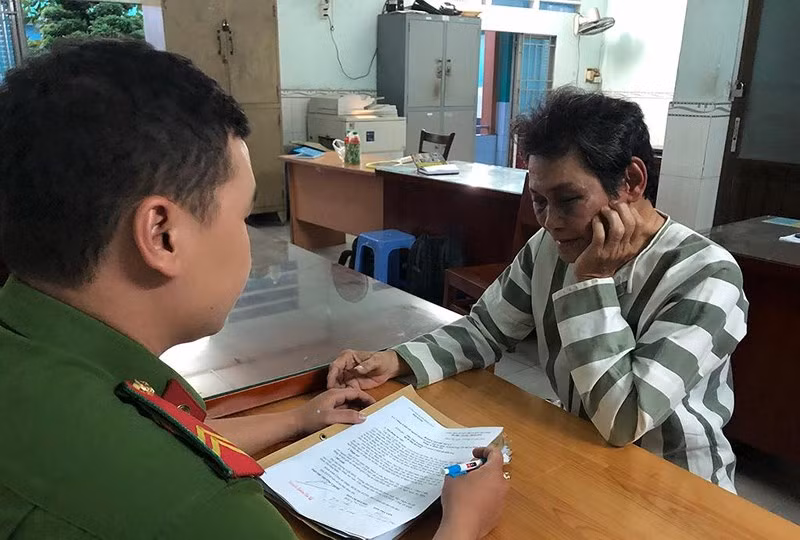 Ông già 63 tuổi ôm hôn sờ soạng bé 7 tuổi ở Bình Tân - ảnh 1