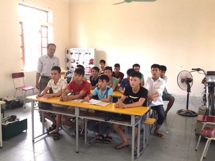 Thầy Hùng cùng các em học sinh trong trường dạy nghề. Ảnh: NVCC