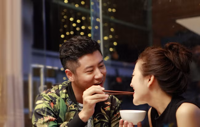 Đi ăn với bạn gặp ngay chồng và bồ nhí đang tình tứ, vợ ra nói mấy câu khiến “tiểu tam” chỉ biết khóc xin tha - Ảnh 1.