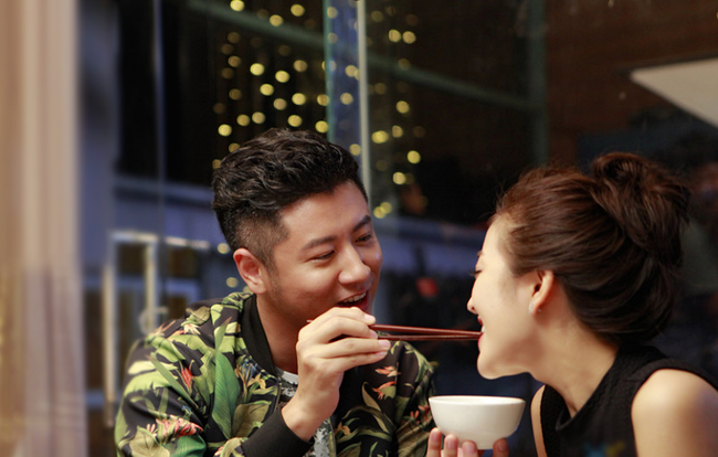 Đi ăn với bạn gặp ngay chồng và bồ nhí đang tình tứ, vợ ra nói mấy câu khiến “tiểu tam” chỉ biết khóc xin tha - Ảnh 1. Đi ăn với bạn gặp ngay chồng và bồ nhí đang tình tứ, vợ ra nói mấy câu khiến “tiểu tam” chỉ biết khóc xin tha - Ảnh 1.
