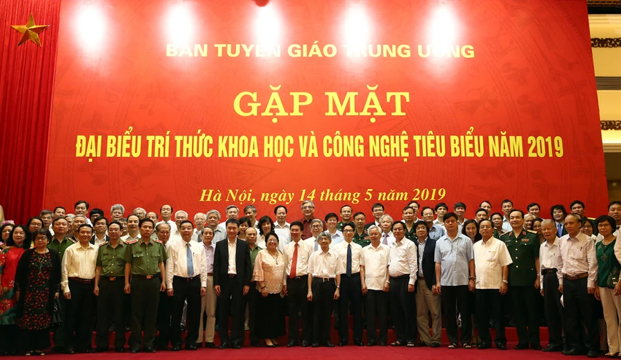 Trưởng ban Tuyên giáo Trung ương Võ Văn Thưởng, Phó Thủ tướng Vũ Đức Đam, cùng các trí thức, nhà khoa học tiêu biểu. Ảnh: VGP