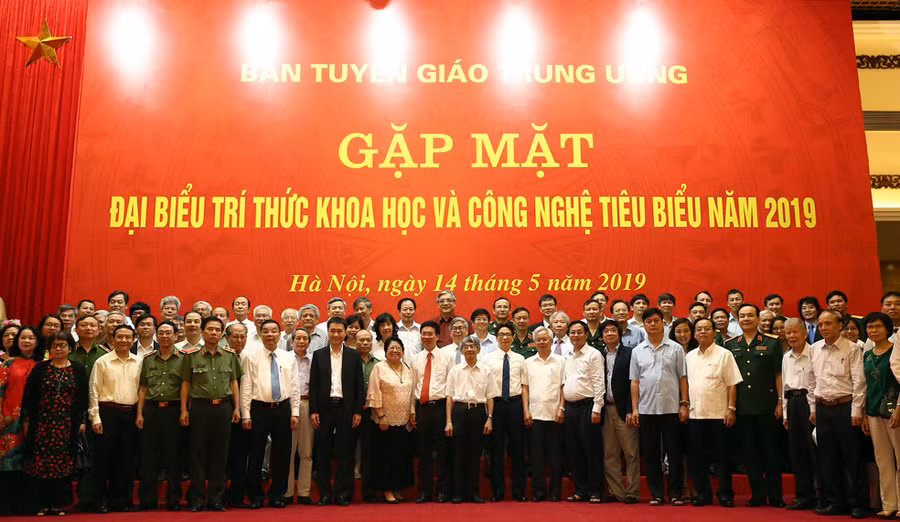 Trưởng ban Tuyên giáo Trung ương Võ Văn Thưởng, Phó Thủ tướng Vũ Đức Đam, cùng các trí thức, nhà khoa học tiêu biểu. Ảnh: VGP