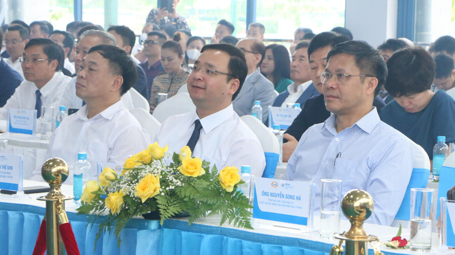 Đại diện khách mời đến từ Bộ GD&ĐT cùng Sở GD&ĐT tỉnh Bắc Ninh tại buổi lễ. Đại diện khách mời đến từ Bộ GD&ĐT cùng Sở GD&ĐT tỉnh Bắc Ninh tại buổi lễ.