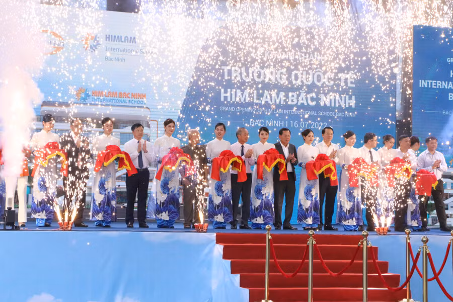 Các đại biểu cắt băng khánh thành Trường Quốc tế Him Lam Bắc Ninh.