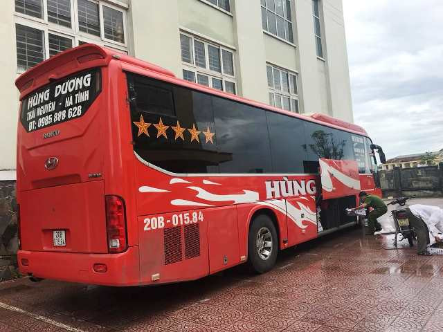 Chiếc xe ô tô khách chở gà "lậu" Chiếc xe ô tô khách chở gà "lậu"