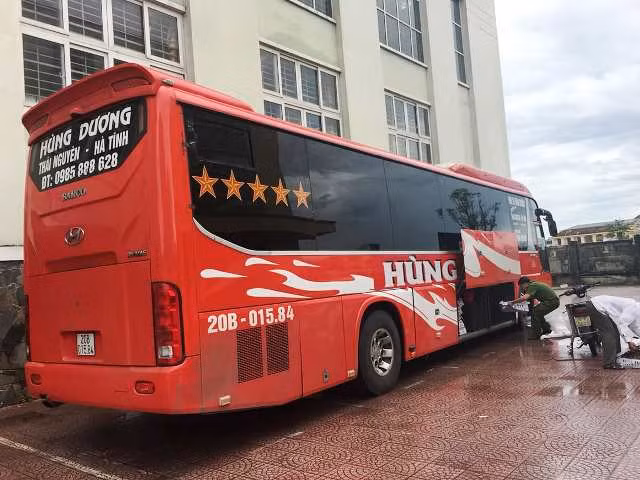 Chiếc xe ô tô khách chở gà "lậu"