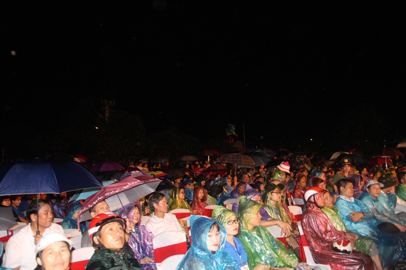 Người dân đội mưa đi xem lễ kỷ niệm 50 năm Ngã ba Đồng Lộc