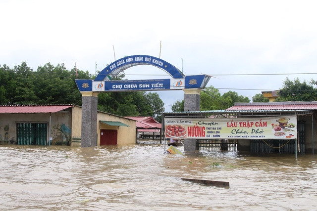 Chợ: nước ngập cao gần 1m