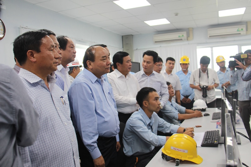 Thủ tướng cùng đoàn tham quan hoạt động quan trắc tự động điện tử