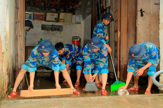 Tại huyện Nghi Xuân lực lượng vũ trang giúp người dân khắc phục nhà cửa, dọn dẹp vệ sinh