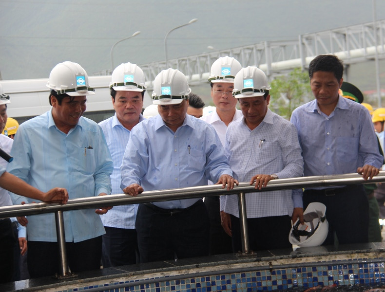 Thủ tướng kiểm tra hoạt động tại hồ sinh học Formosa